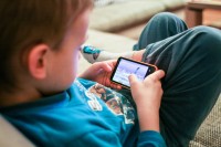 Por que crianças não devem ter smartphones e tablets antes dos 12 anos?